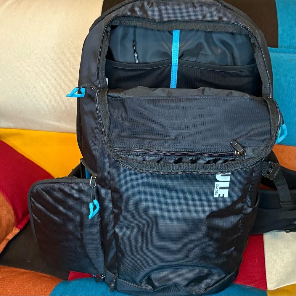 THULE ASPECT BLACK CAMERA BACKPACK with Blue Accents - Picture 3 of 8
